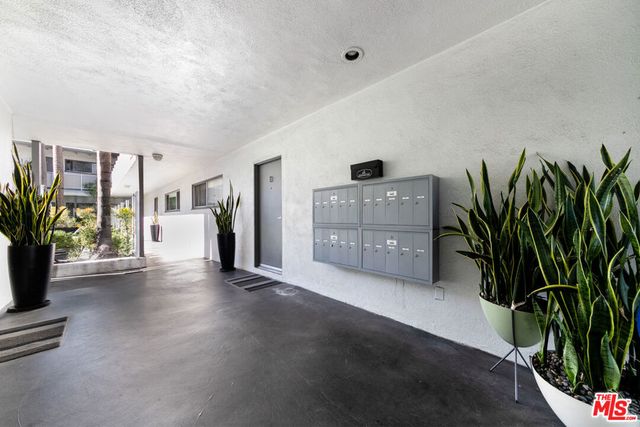 1145 Larrabee Street 6, West Hollywood, CA 90069