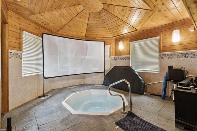 3701 Green Lake Road, West Bloomfield Twp, MI 48324