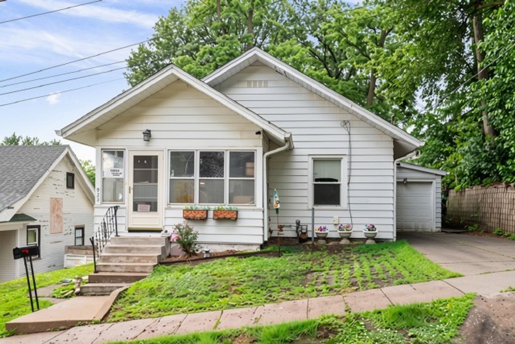 922 Madison Street, Davenport, IA 52804