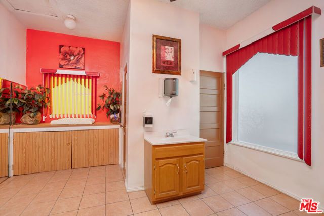 8461 S San Pedro Street, Los Angeles, CA 90003