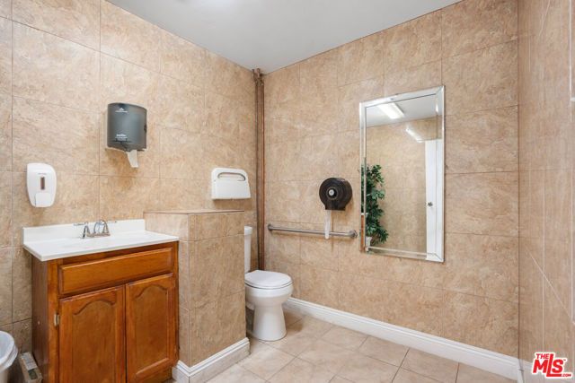 8461 S San Pedro Street, Los Angeles, CA 90003