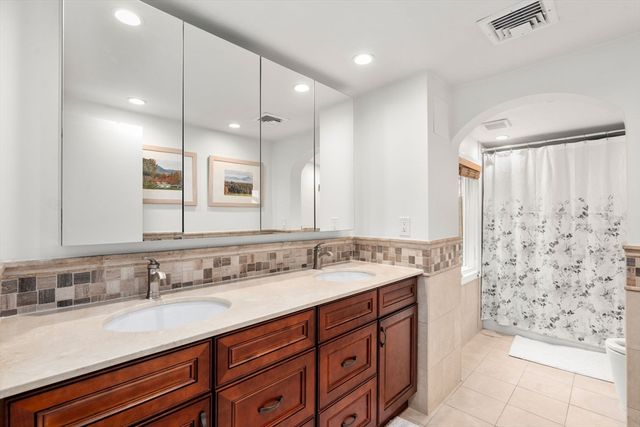 1003 Chestnut St 1003, Newton, MA 02464