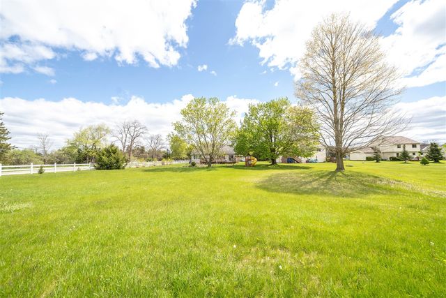 11000 Saddlebrook Drive, Pinckney, MI 48169