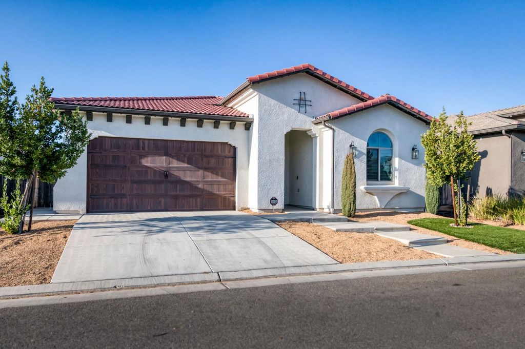 Image 1 of property listing at 2713 Vermont Avenue, Clovis, CA 93619