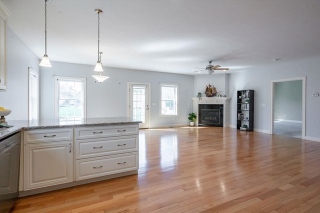 12 Torrey Pines Cir 12, Plaistow, NH 03865