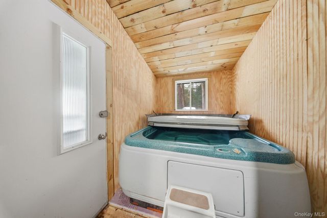 17 Elizabeth Way, Kiamesha Lake, NY 12751