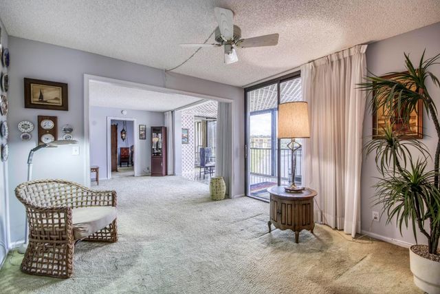 5250 Woodland Lakes Drive 226, Palm Beach Gardens, FL 33418