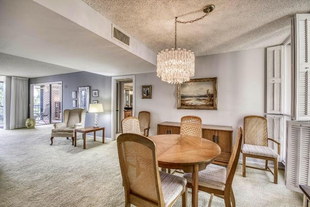 5250 Woodland Lakes Drive 226, Palm Beach Gardens, FL 33418