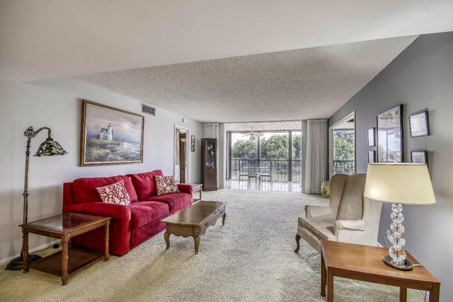 5250 Woodland Lakes Drive 226, Palm Beach Gardens, FL 33418