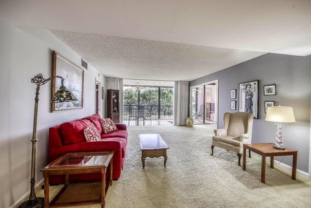 5250 Woodland Lakes Drive 226, Palm Beach Gardens, FL 33418