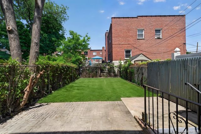 1061 E 218th Street, Bronx, NY 10469