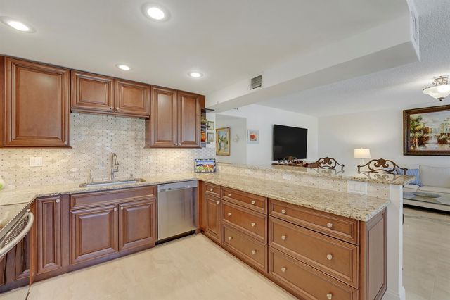 210 E Wellington E, West Palm Beach, FL 33417