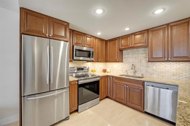 210 E Wellington E, West Palm Beach, FL 33417