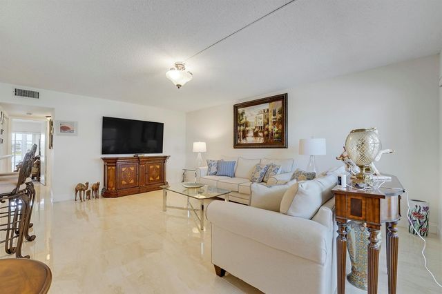210 E Wellington E, West Palm Beach, FL 33417