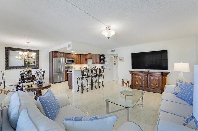 210 E Wellington E, West Palm Beach, FL 33417