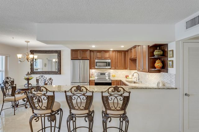 210 E Wellington E, West Palm Beach, FL 33417