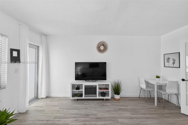 641 Espanola Way 24, Miami Beach, FL 33139