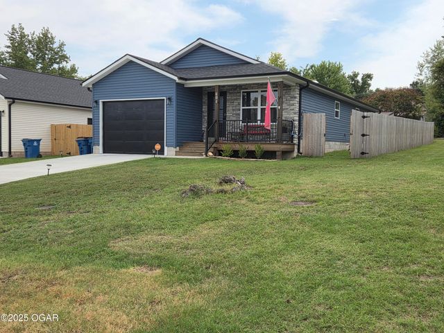 404 E Maple Street, Diamond, MO 64840