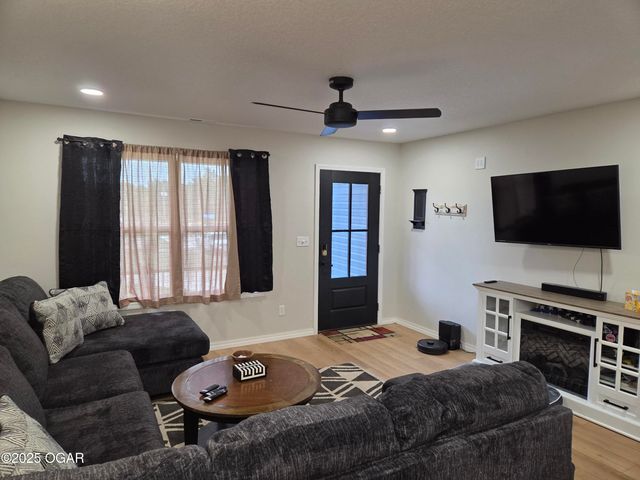 404 E Maple Street, Diamond, MO 64840