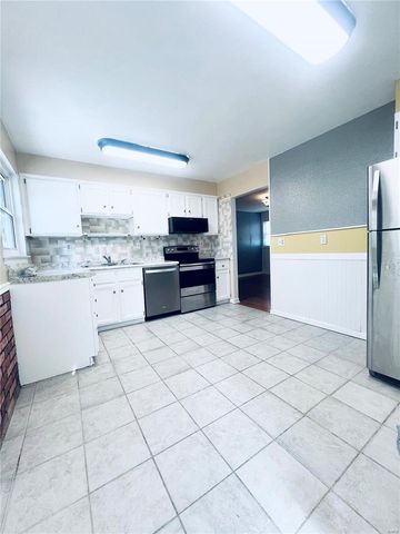 1608 Ville Cecelia Ln, Hazelwood, MO 63042
