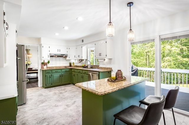 17 Sandalwood Dr, Warren Twp., NJ 07059