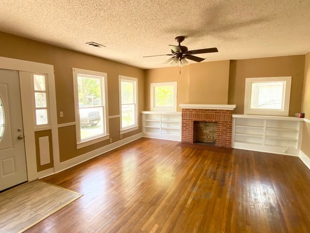 106 W Decatur Street, Ennis, TX 75119