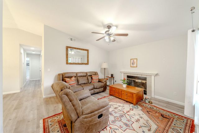 7044 Plume Way, Elk Grove, CA 95758