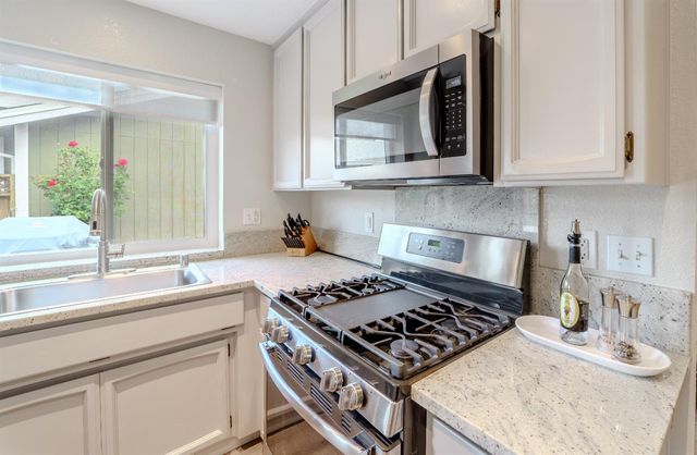 7044 Plume Way, Elk Grove, CA 95758