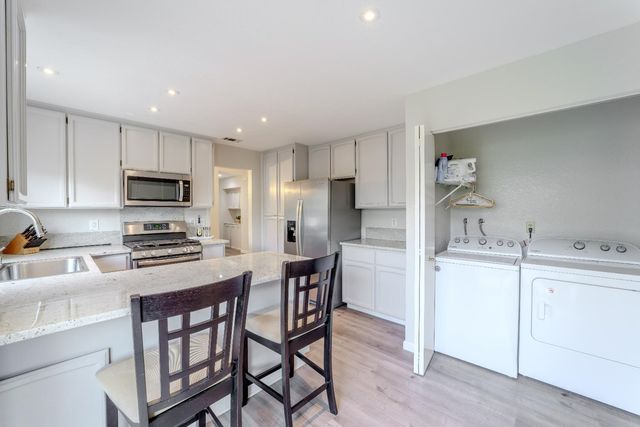 7044 Plume Way, Elk Grove, CA 95758