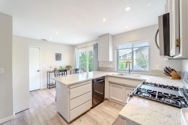 7044 Plume Way, Elk Grove, CA 95758
