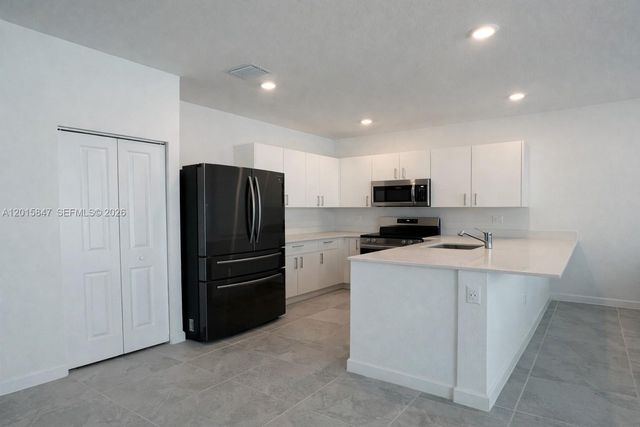 686 SE 13th Court, Homestead, FL 33034