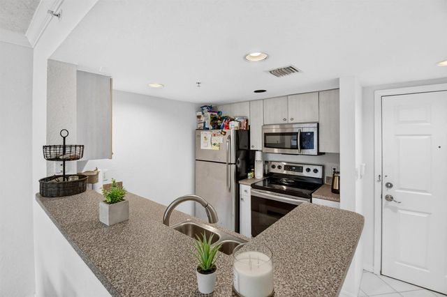 1801 N FLAGLER Drive 727, West Palm Beach, FL 33407
