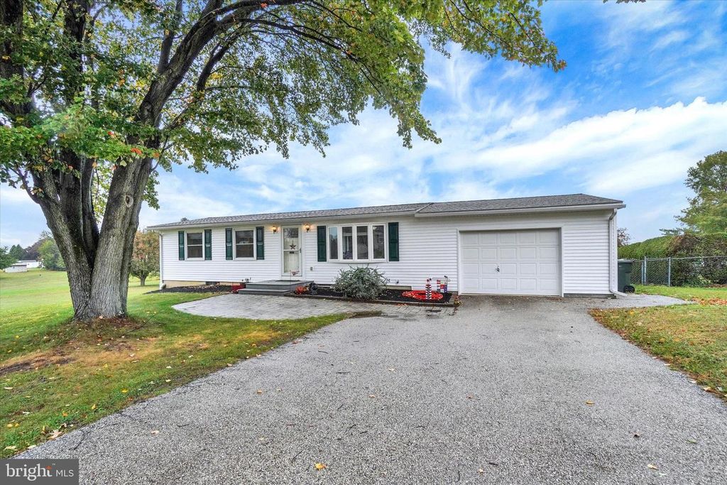 3005 ACORN LN, Red Lion, PA 17356