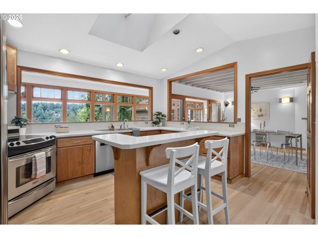 199 PINE VALLEY Rd, Lake Oswego, OR 97034