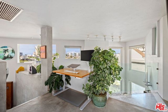 24 Eastwind Street 2, Marina Del Rey, CA 90292