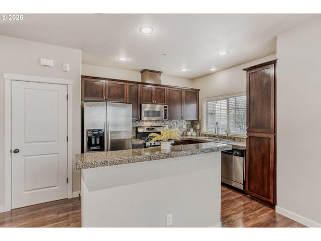 614 Ne GARSWOOD Ln, Beaverton, OR 97006