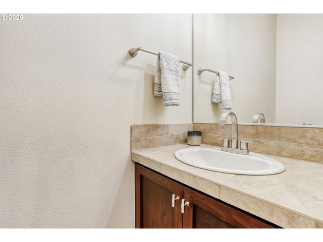 614 Ne GARSWOOD Ln, Beaverton, OR 97006