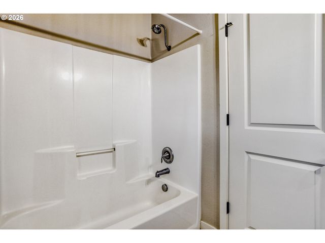 614 Ne GARSWOOD Ln, Beaverton, OR 97006