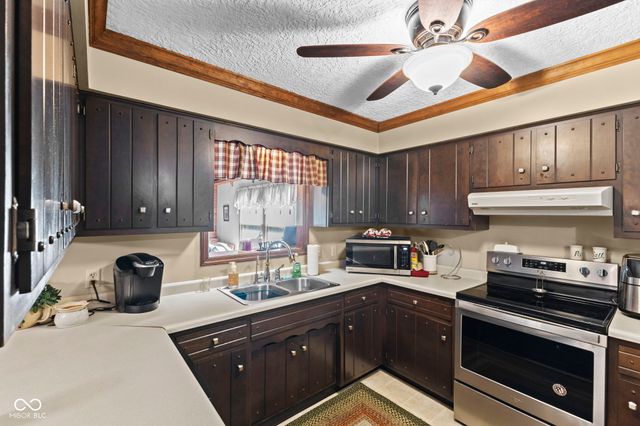 1393 S Buttercup Drive, New Palestine, IN 46163