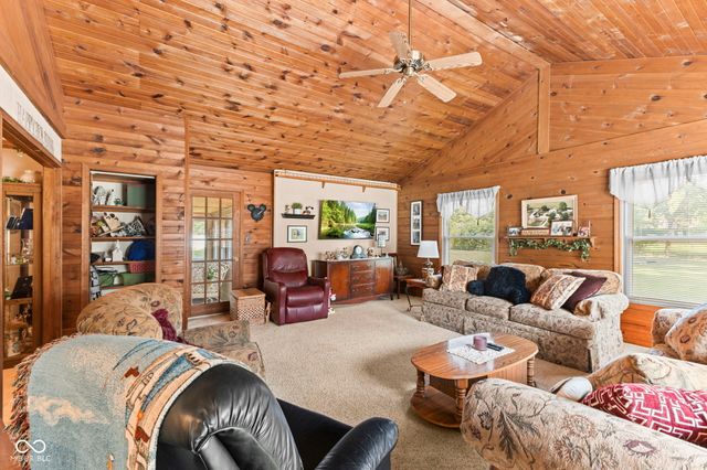 1393 S Buttercup Drive, New Palestine, IN 46163