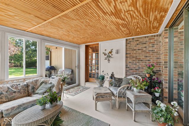 1393 S Buttercup Drive, New Palestine, IN 46163