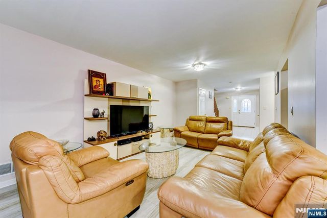 6 Hansen 6, Wayne, NJ 07470