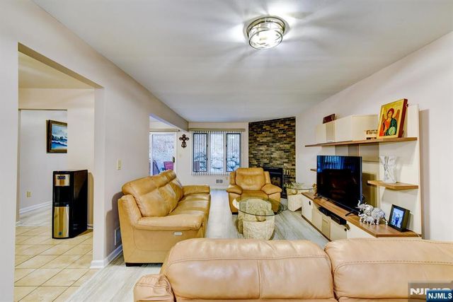 6 Hansen 6, Wayne, NJ 07470