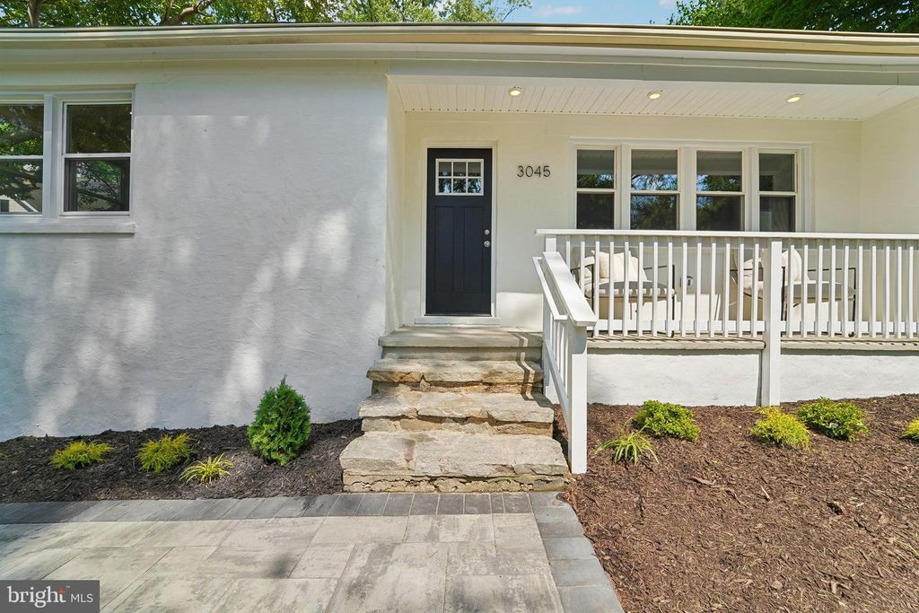 Image 3 of property listing at 3045 SAINT JOHNS LN, Ellicott City, MD 21042