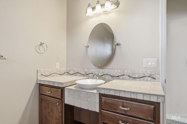 1007 W Oakhampton Drive, Eagle, ID 83616