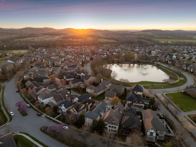 2912 Americus Dr, Thompsons Station, TN 37179