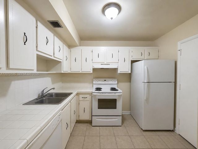 3700 NW 21st Street 206, Lauderdale Lakes, FL 33311