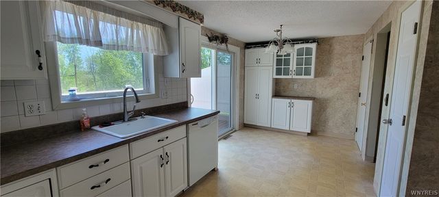 7053 Old English Road, Lockport Town, NY 14094