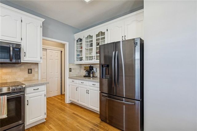 13819 Pembroke Lane, Leawood, KS 66224