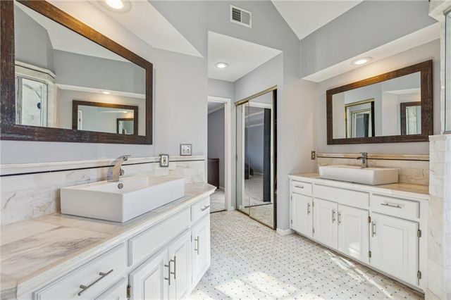 13819 Pembroke Lane, Leawood, KS 66224